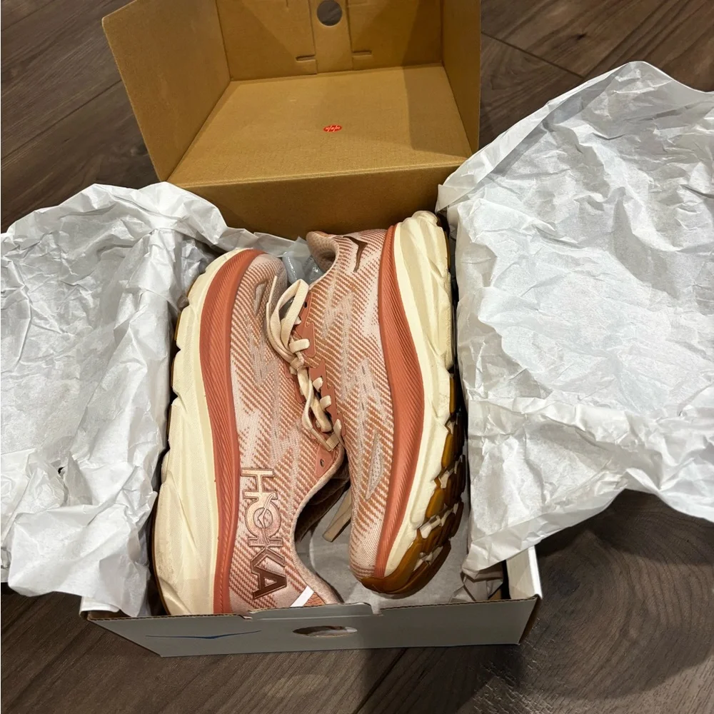 HOKA Clifton’s size 6.5